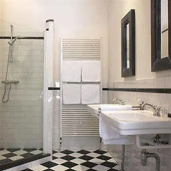 Kees Apartments contacts
